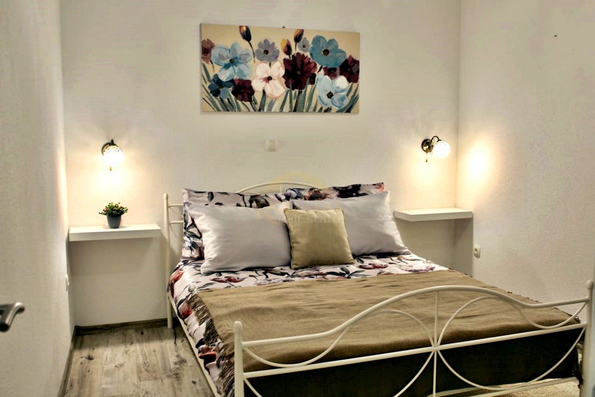 Stanovanje v pritličju s teraso in parkirnim mestom v garaži